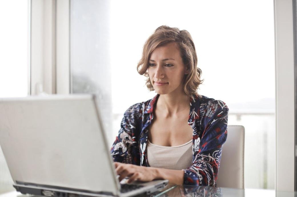 Frau arbeitet am Laptop